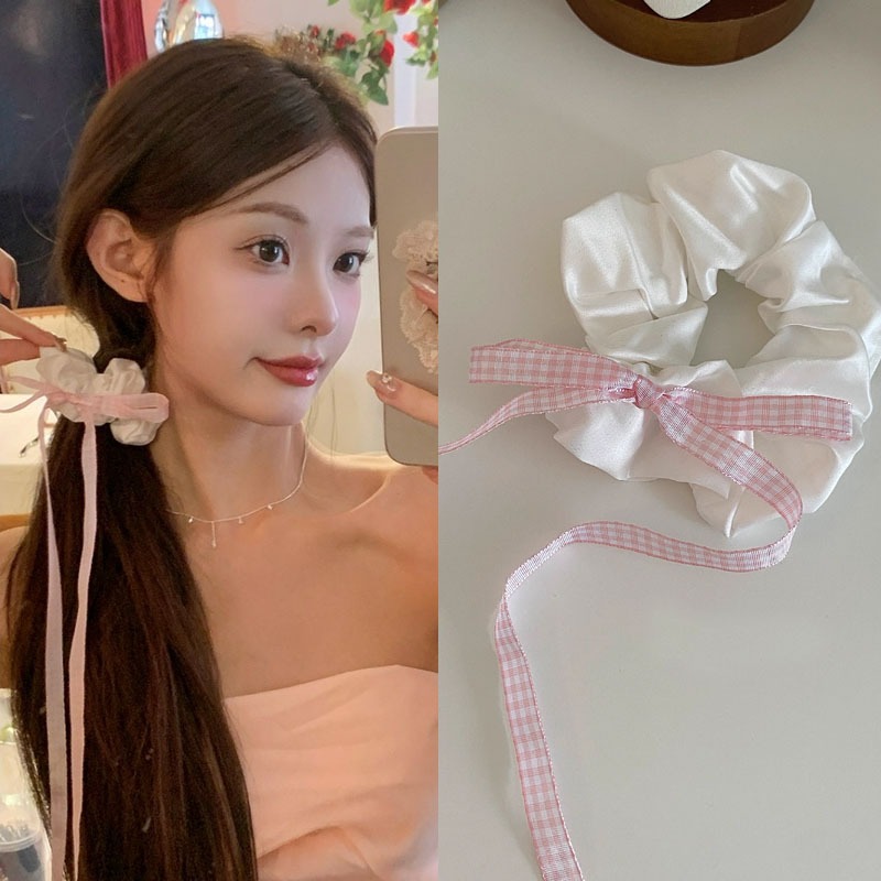 Tóc buộc lệch nhẹ nhàng cùng dây buộc tóc vải hot trend
