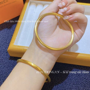 Vòng tay titan nữ không gỉ mạ vàng 24k thiết kế vân sợi theo phong cách cổ điển sang trọng