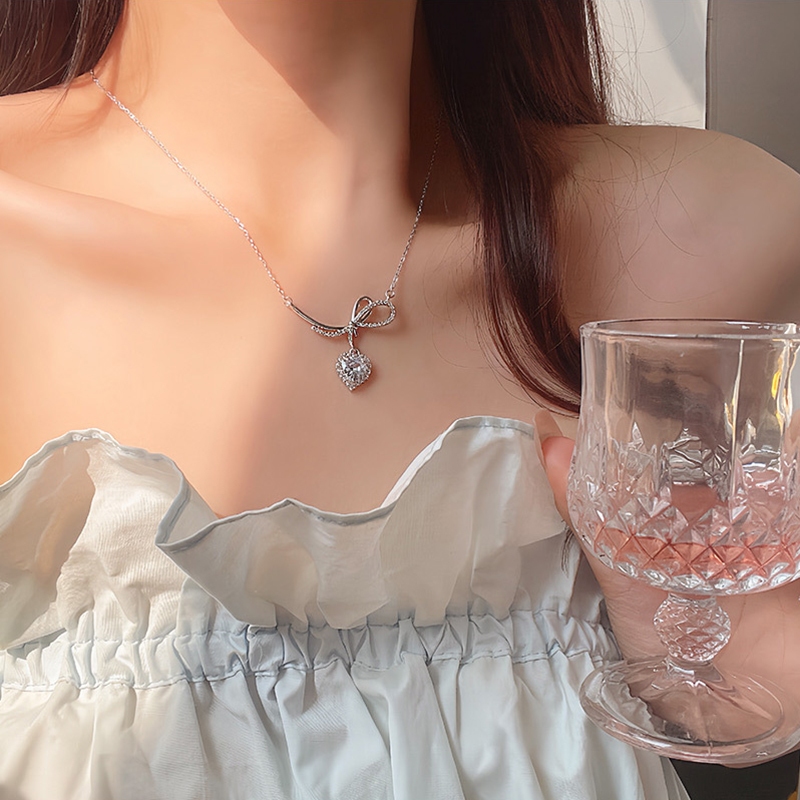 Vòng cổ Thép Titan Mặt Trái Tim Đính Đá Zircon Sang Trọng