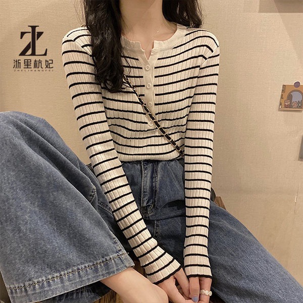 Áo len sọc nữ ngắn vừa vặn