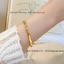 Vòng tay bằng chất liệu titan không gỉ mạ vàng 18k thiết kế trơn phong cách thời trang đơn giản dành cho nữ
