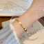 Vòng tay bằng chất liệu titan không gỉ mạ vàng 18k thiết kế trơn phong cách thời trang đơn giản dành cho nữ