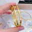 Vòng tay bằng chất liệu titan không gỉ mạ vàng 18k thiết kế trơn phong cách thời trang đơn giản dành cho nữ