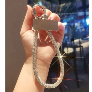 Phụ Kiện Điện Thoại Di Động Full Kim Cương Dây Điện Thoại Di Động Nữ ins Ánh Sáng Sang Trọng Nhỏ Hương Thơm Ngắn Phong Cách Chống Sốc Di Động Treo Cổ Tay Vỏ Điện Thoại Đa Năng Sling Chống Mất Điện Thoại Di Động Phụ Kiện Đa Năng