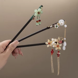 Kẹp Tóc Nữ Phong Cách Cổ Đại Bằng Gỗ Bước Lắc Tua Rua Mới Trung Quốc Cao Cấp Kẹp Tóc Gỗ Đàn Hương Chảo Tóc Kẹp Tóc Bằng Gỗ Đơn Giản Và Hiện Đại