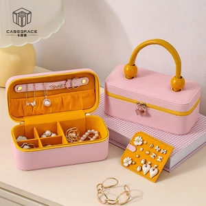 Hộp trang sức CASEGRACE có tay cầm bằng da Pu - Bảo quản rộng rãi cho dây chuyền, nhẫn, vòng tay & mỹ phẩm - Dụng cụ sắp xếp bông tai có thể tháo rời - Hoàn hảo cho màn hình mặt bàn gia đình