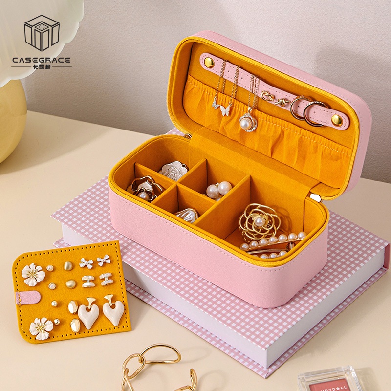 Hộp trang sức CASEGRACE có tay cầm bằng da Pu - Bảo quản rộng rãi cho dây chuyền, nhẫn, vòng tay & mỹ phẩm - Dụng cụ sắp xếp bông tai có thể tháo rời - Hoàn hảo cho màn hình mặt bàn gia đình