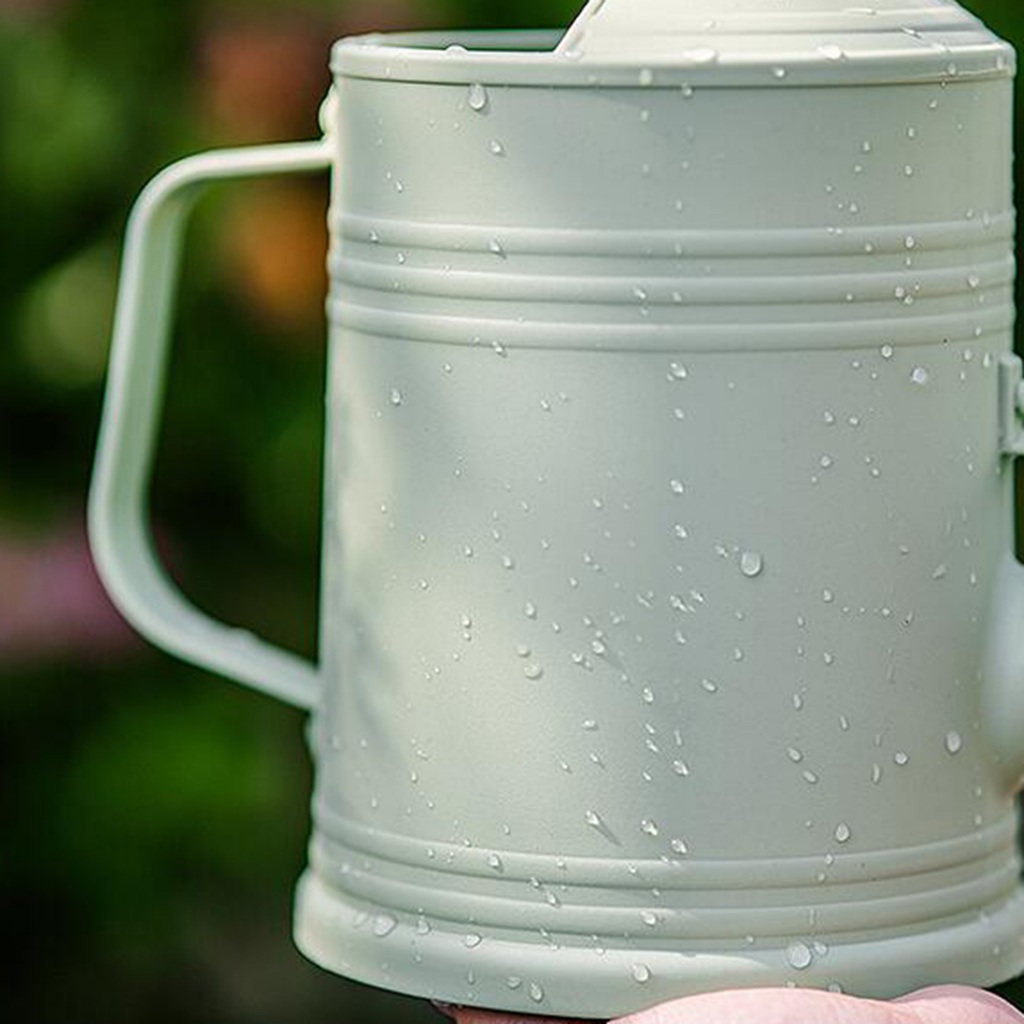 Lon tưới nước dài 2L cho sân vườn