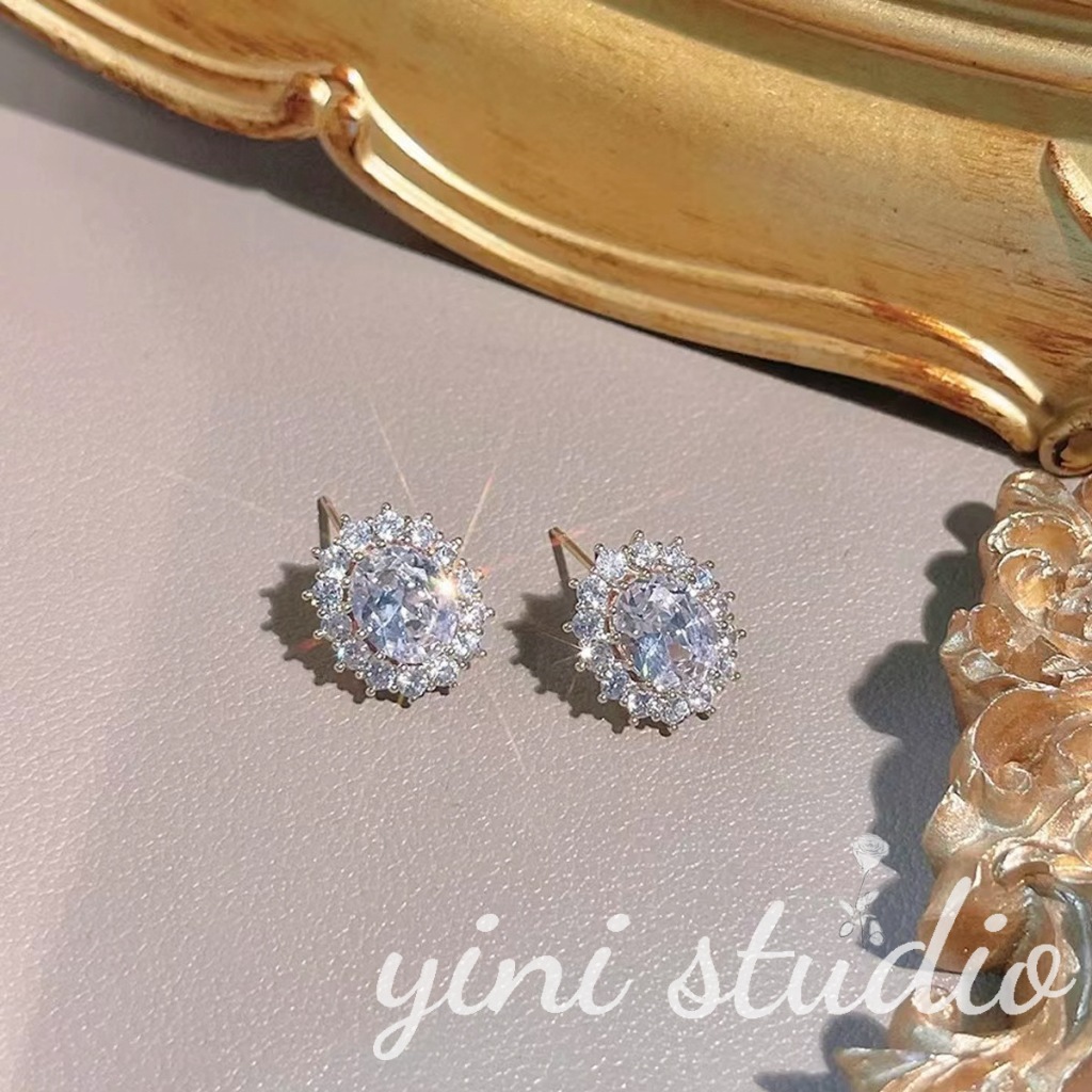 Bông tai kim cương hình bầu dục, thiết kế thanh lịch phù hợp xu hướng thời trang nữ