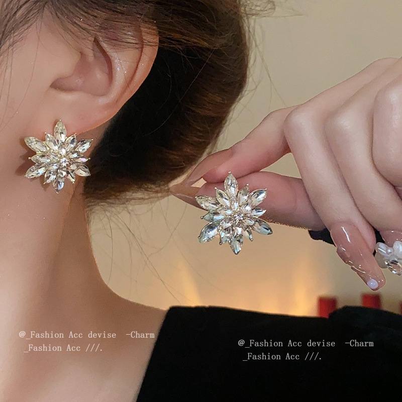 Bông tai hình học hoa zircon kim Châu Âu và Hoa Kỳ niche thời trang đinh tán phóng đại cảm giác cao cấp của tất cả các bông tai phù hợp bán buôn nữ