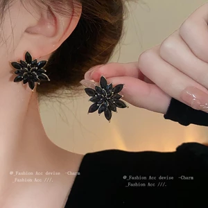Bông tai hình học hoa zircon kim Châu Âu và Hoa Kỳ niche thời trang đinh tán phóng đại cảm giác cao cấp của tất cả các bông tai phù hợp bán buôn nữ