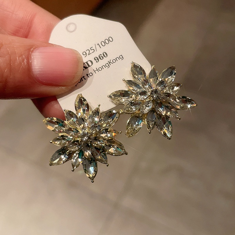 Bông tai hình học hoa zircon kim Châu Âu và Hoa Kỳ niche thời trang đinh tán phóng đại cảm giác cao cấp của tất cả các bông tai phù hợp bán buôn nữ