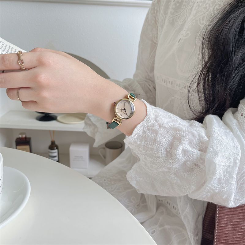 Đồng hồ Pháp Nữ Instagram Phong Cách Retro Học Sinh Trung Học Nhỏ Và Thanh Lịch Ánh Sáng Sang Trọng Đơn Giản Tính Khí Đồng Hồ Dây Đeo Siêu Mịn
