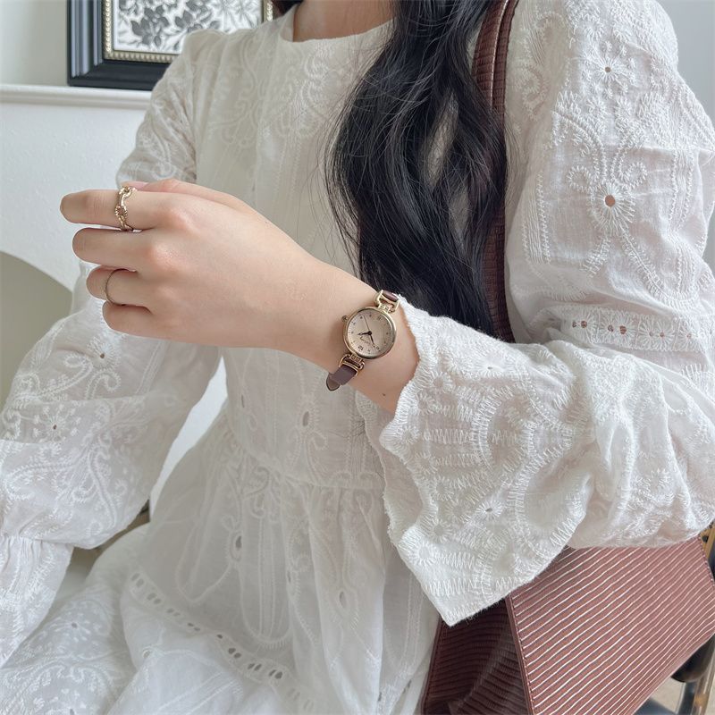 Đồng hồ Pháp Nữ Instagram Phong Cách Retro Học Sinh Trung Học Nhỏ Và Thanh Lịch Ánh Sáng Sang Trọng Đơn Giản Tính Khí Đồng Hồ Dây Đeo Siêu Mịn