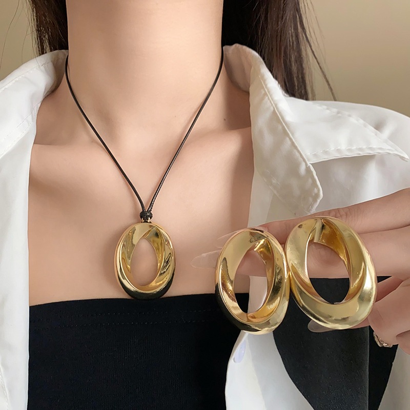 Vòng cổ dây đeo tròn xuyên biên giới Châu Âu và Hoa Kỳ thích hợp thiết kế đơn giản cảm giác chuỗi xương đòn đi lại cá tính cổ mới bán buôn