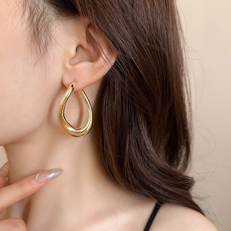 Bông tai rỗng kim bạc xoắn giọt nước Châu Âu và Hoa Kỳ xuyên biên giới gió lạnh bông tai thiết kế cá tính cảm giác bông tai mới bán buôn