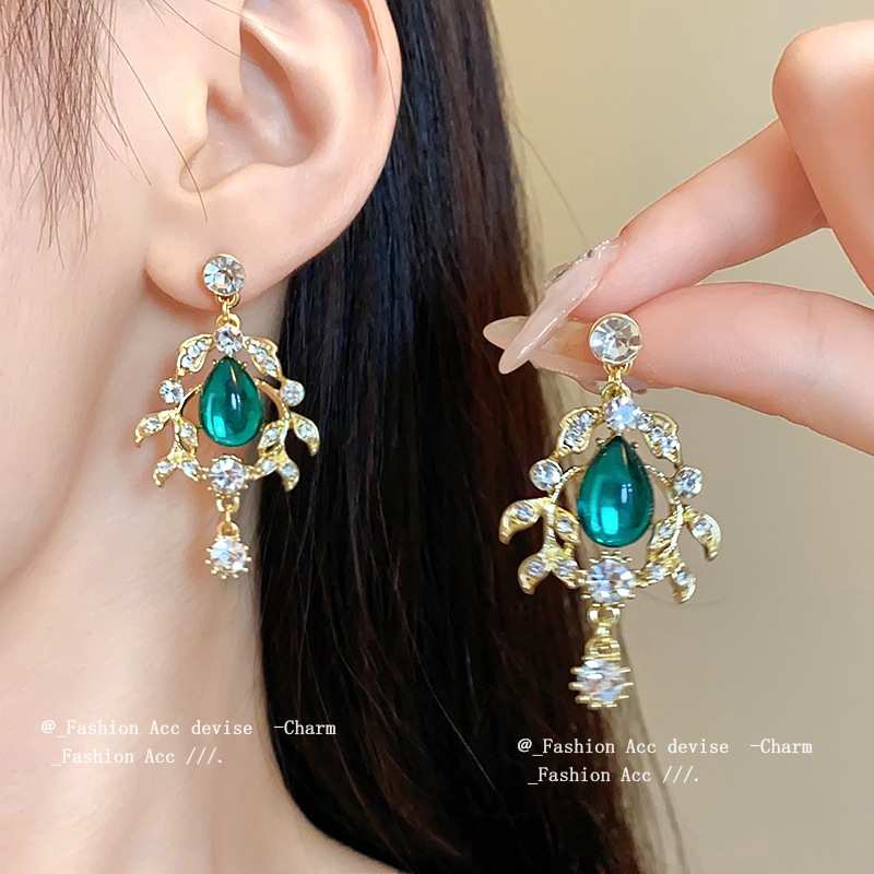 Vòng cổ mặt dây chuyền lá kim cương phong cách tòa án thời trang chuỗi xương đòn nhẹ cổ điển sang trọng