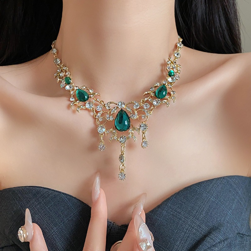 Vòng cổ mặt dây chuyền lá kim cương phong cách tòa án thời trang chuỗi xương đòn nhẹ cổ điển sang trọng