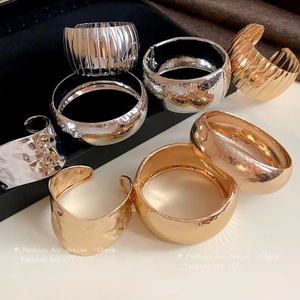 Châu Âu và Hoa Kỳ phóng đại vòng tay kim loại thích hợp khí chất gió lạnh vòng tay cá tính với ánh sáng sang trọng cao cấp cảm giác trang sức tay bán buôn