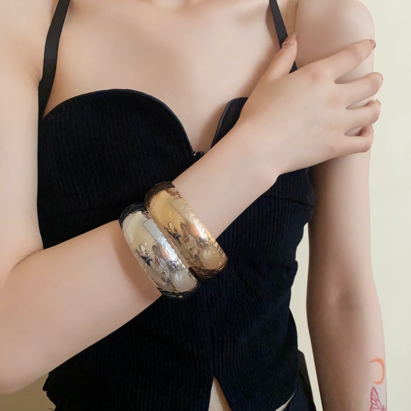 Châu Âu và Hoa Kỳ phóng đại vòng tay kim loại thích hợp khí chất gió lạnh vòng tay cá tính với ánh sáng sang trọng cao cấp cảm giác trang sức tay bán buôn