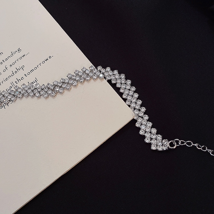Vòng cổ choker độc đáo, style thời trang tối giản dành cho nữ