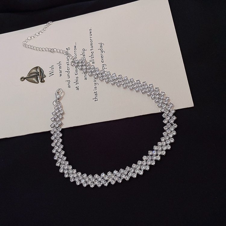 Vòng cổ choker độc đáo, style thời trang tối giản dành cho nữ