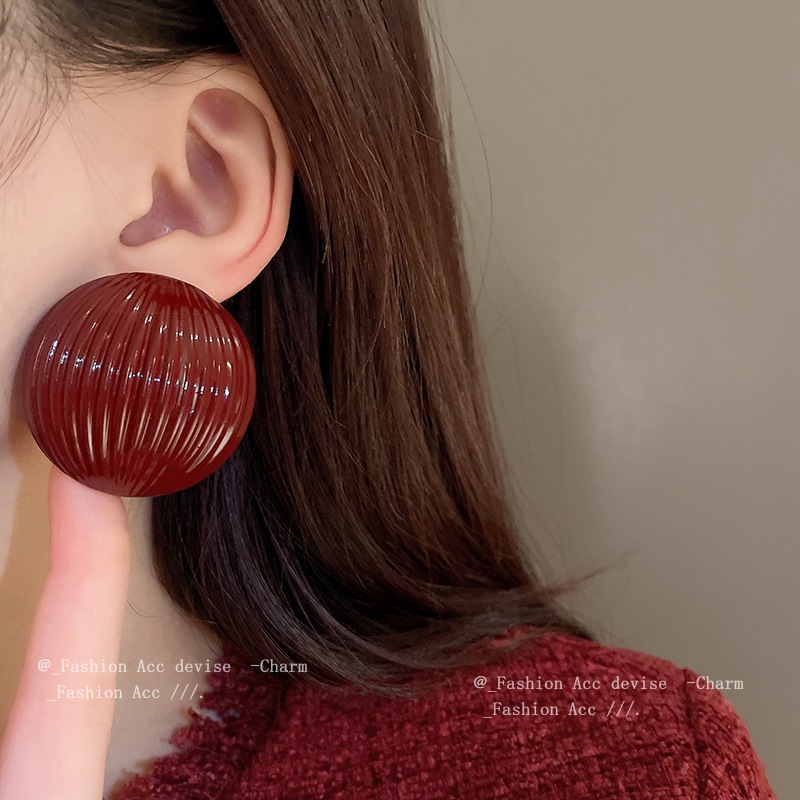 Bông tai kim loại bán tròn sọc bạc thiết kế phóng đại cá tính đinh tán cảm giác Châu Âu và Hoa Kỳ niche bông tai thời trang bán buôn nữ