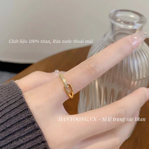 Nhẫn titan không gỉ mạ vàng 18k thiết kế hình giọt nước thời trang tinh tế dành cho nữ