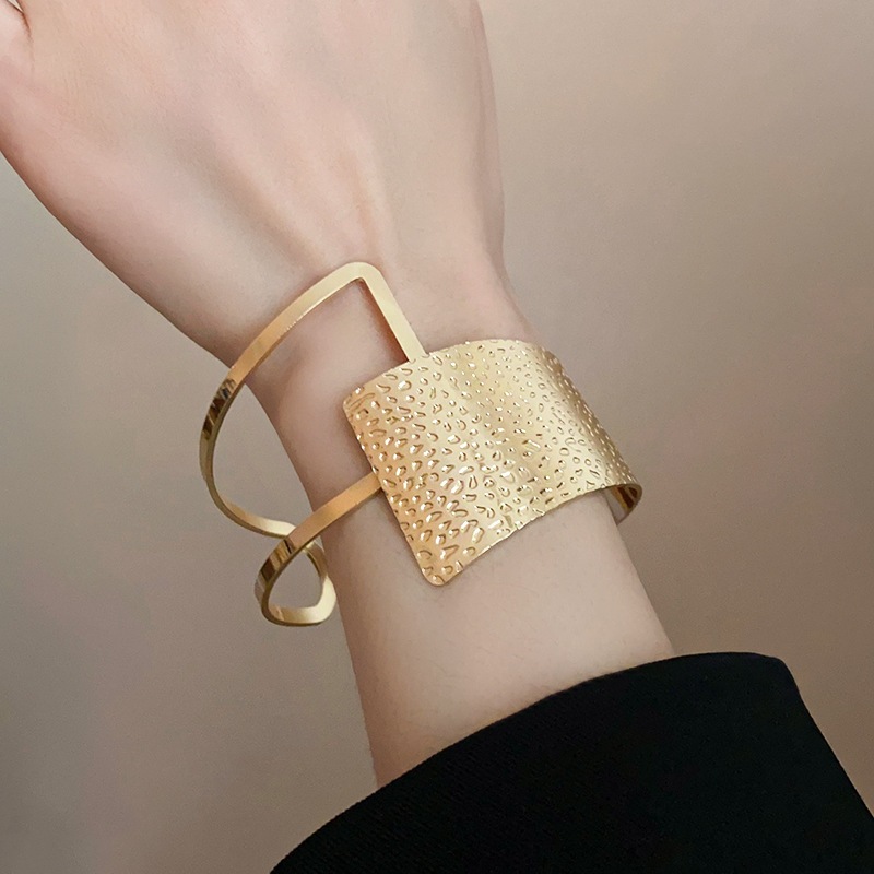Vòng tay kim loại không đều Châu Âu và Hoa Kỳ thiết kế phóng đại Vòng tay cảm giác thích hợp thời trang gió lạnh tay trang sức bán buôn nữ