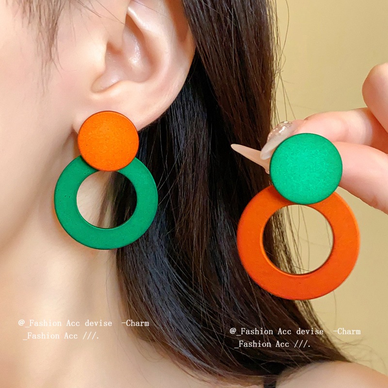 Bông tai bất đối xứng màu tròn kim bạc mùa hè Hàn Quốc bông tai đơn giản phóng đại cảm giác cao cấp của bông tai mới bán buôn