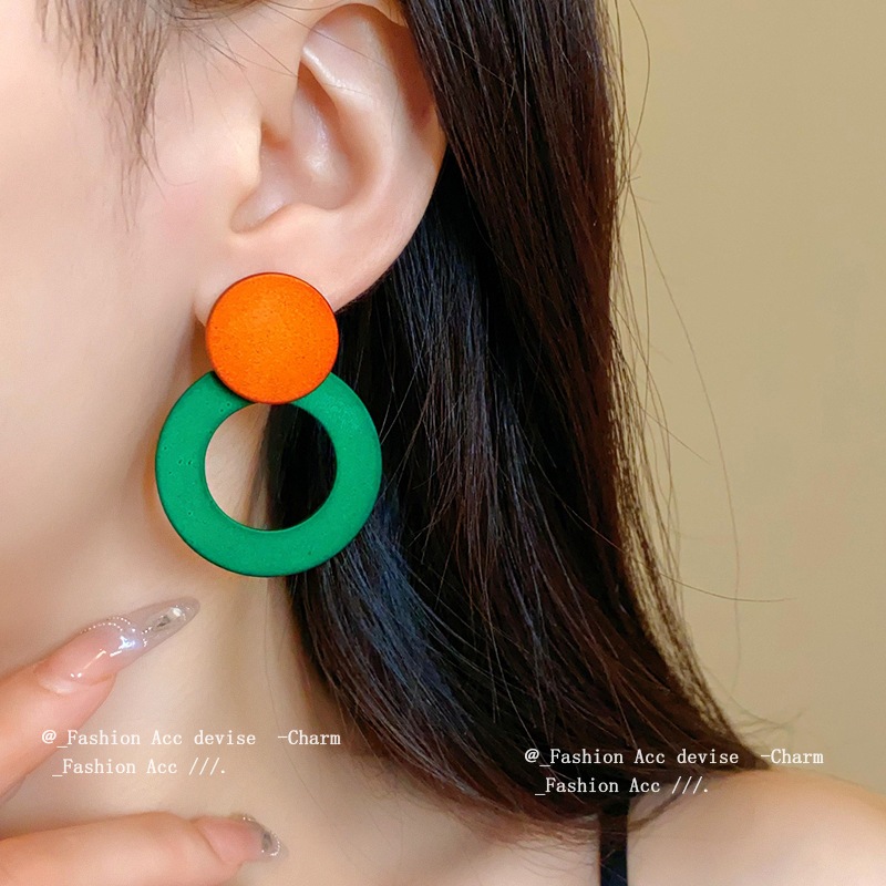 Bông tai bất đối xứng màu tròn kim bạc mùa hè Hàn Quốc bông tai đơn giản phóng đại cảm giác cao cấp của bông tai mới bán buôn