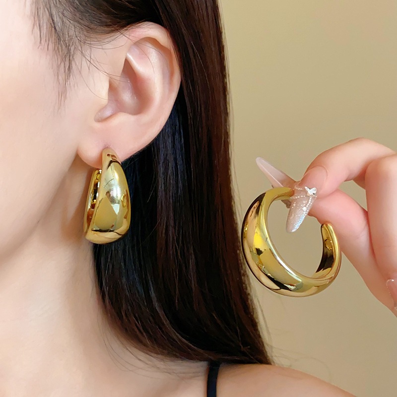 Kim bạc Châu Âu và Hoa Kỳ đơn giản Bông tai hình chữ C nhỏ gió lạnh thiết kế đinh tán tiên tiến cảm giác bông tai xuyên biên giới mới bán buôn