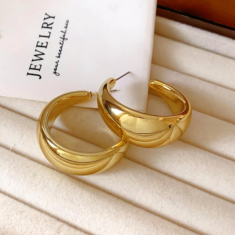 Kim bạc Châu Âu và Hoa Kỳ đơn giản Bông tai hình chữ C nhỏ gió lạnh thiết kế đinh tán tiên tiến cảm giác bông tai xuyên biên giới mới bán buôn