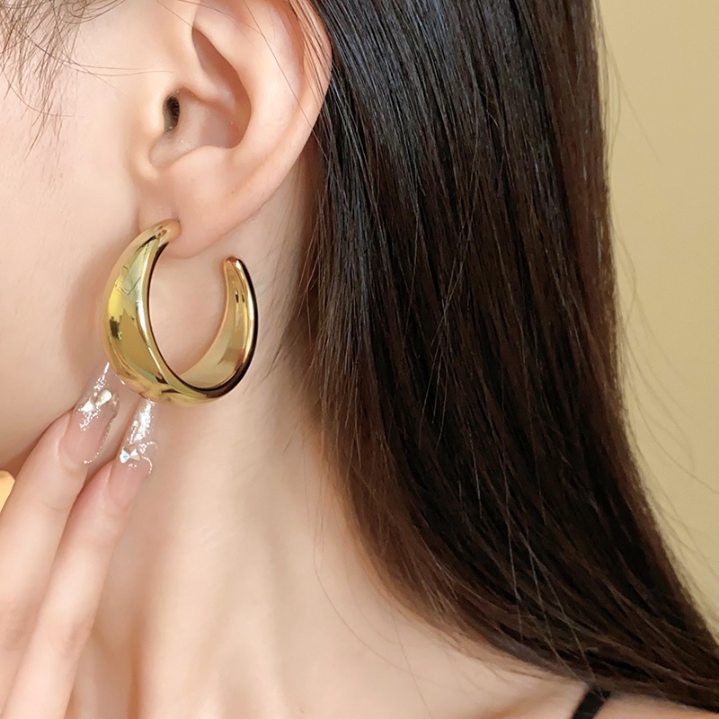 Kim bạc Châu Âu và Hoa Kỳ đơn giản Bông tai hình chữ C nhỏ gió lạnh thiết kế đinh tán tiên tiến cảm giác bông tai xuyên biên giới mới bán buôn