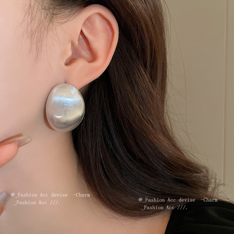 Kim bạc gió lạnh chải kim loại bông tai hình bầu dục Châu Âu và Hoa Kỳ đơn giản khí chất đinh tán cảm giác cao cấp của tất cả các bông tai phù hợp bán buôn