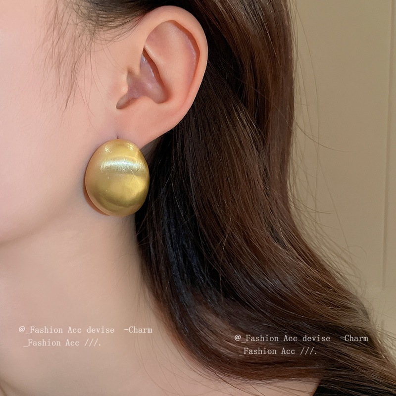 Kim bạc gió lạnh chải kim loại bông tai hình bầu dục Châu Âu và Hoa Kỳ đơn giản khí chất đinh tán cảm giác cao cấp của tất cả các bông tai phù hợp bán buôn