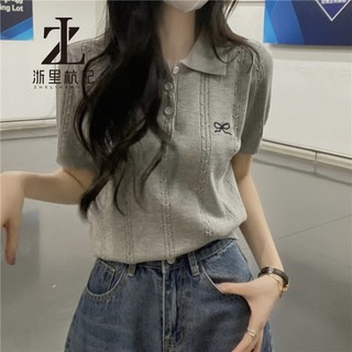 ZHELIHANGFEI Màu Xám Polo Cổ Hoa Nơ Thêu Áo Thun Nữ Tay Ngắn Mùa Hè Thời Trang Mới Niche Thiết Kế Cảm Giác Dệt Kim Thường Ngày Hàng Đầu