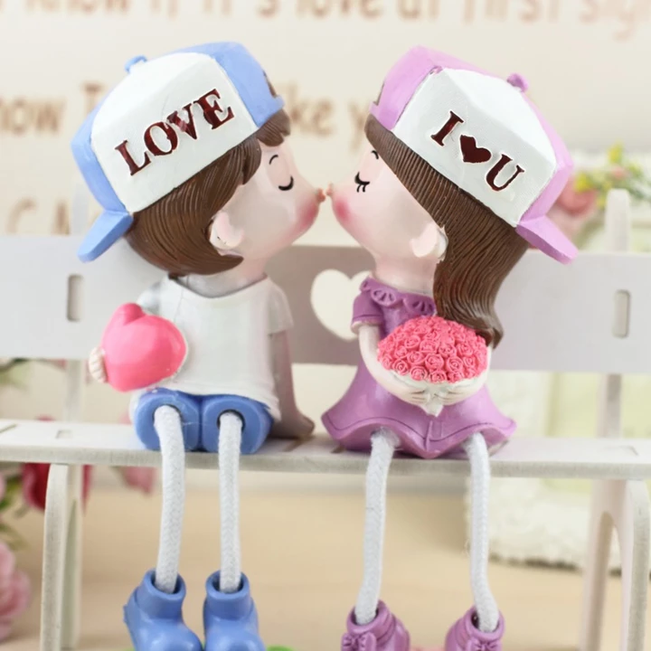 Sáng Tạo Nhà Để Bàn Hoạt Hình KISS KISS Cặp Đôi Nhựa Thủ Công Đồ Trang Trí, Trung Quốc Dễ Thương Treo Chân Búp Bê Búp Bê Trong Nhà Phòng Khách Phòng Ngủ Phòng Văn Phòng Xe Hơi Trang Trí Vui Vẻ Ấm Áp