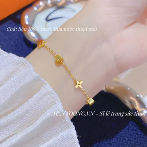 Lắc tay titan nữ không gỉ mạ vàng 18k hình hoa văn cỏ 4 lá phong cách thời trang thanh lịch