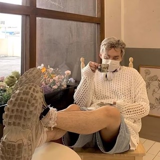 Áo thun dài tay bên ngoài rỗng dành cho nam mùa hè mỏng dáng rộng phong cách lười biếng Thiết kế cảm giác chống nắng Áo dệt kim màu trắng hàng đầu