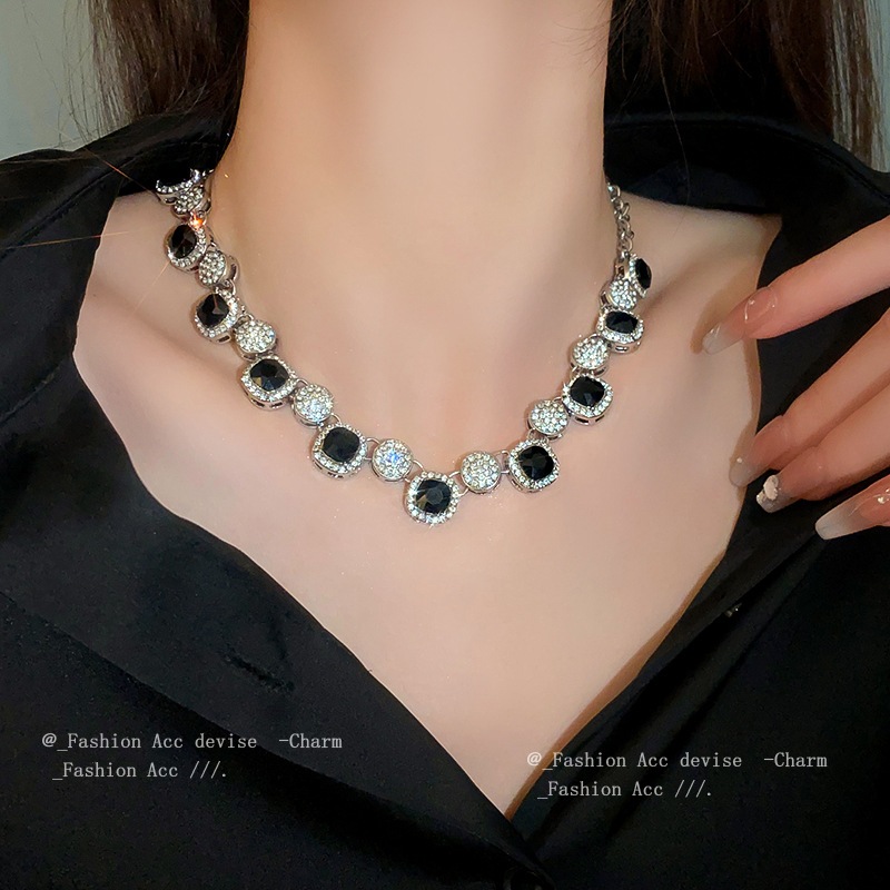 Vòng cổ hình học rỗng dát kim cương Châu Âu và Hoa Kỳ nhẹ nhàng thiết kế sang trọng cảm giác chuỗi xương đòn 2023 trang sức cao cấp mới bán buôn nữ