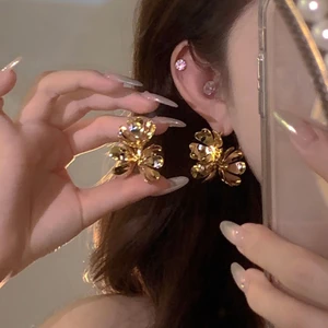 Kim bạc Châu Âu và Hoa Kỳ phóng đại bông tai hoa nhẹ nhàng sang trọng thời trang cao cấp đinh tán cá tính thích hợp khí chất bông tai bán buôn nữ