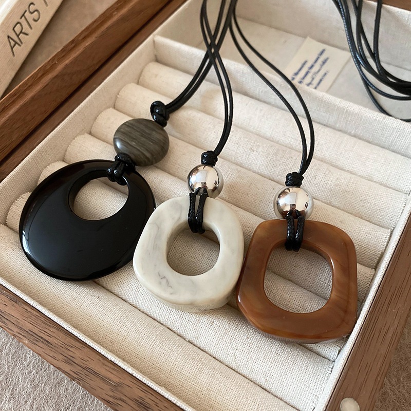 Vòng cổ mặt dây chuyền mã não giả dành cho nữ thiết kế cá tính có cảm giác chuỗi xương đòn đơn giản retro phụ kiện đi làm hàng ngày