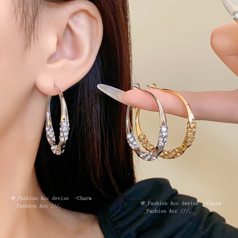 Bộ kim bạc với vòng tai tròn xoắn kim cương Châu Âu và Hoa Kỳ Bông tai đi lại cảm giác cao cấp thời trang mới phù hợp với bông tai khí quyển dành cho người phụ nữ