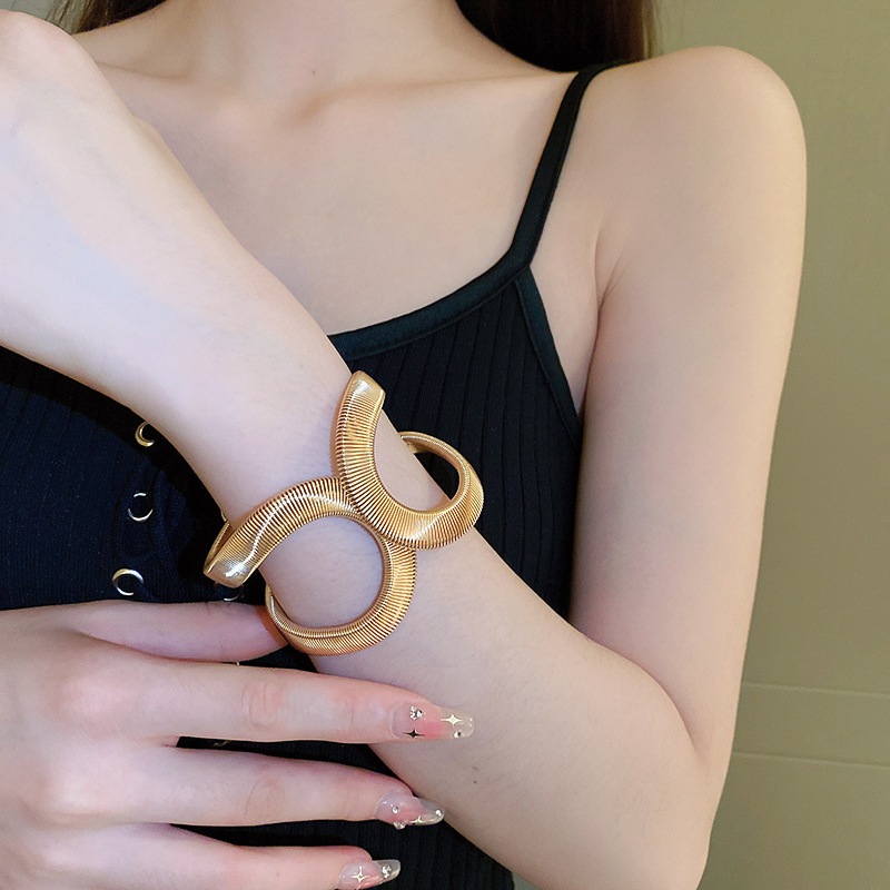 Vòng tay gió lạnh cá tính Châu Âu và Hoa Kỳ khí chất phóng đại serpentine so le mở vòng tay nhỏ sang trọng cao cấp cảm giác trang sức tay