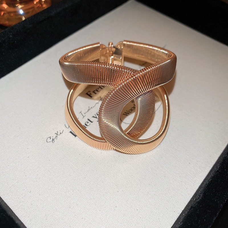 Vòng tay gió lạnh cá tính Châu Âu và Hoa Kỳ khí chất phóng đại serpentine so le mở vòng tay nhỏ sang trọng cao cấp cảm giác trang sức tay