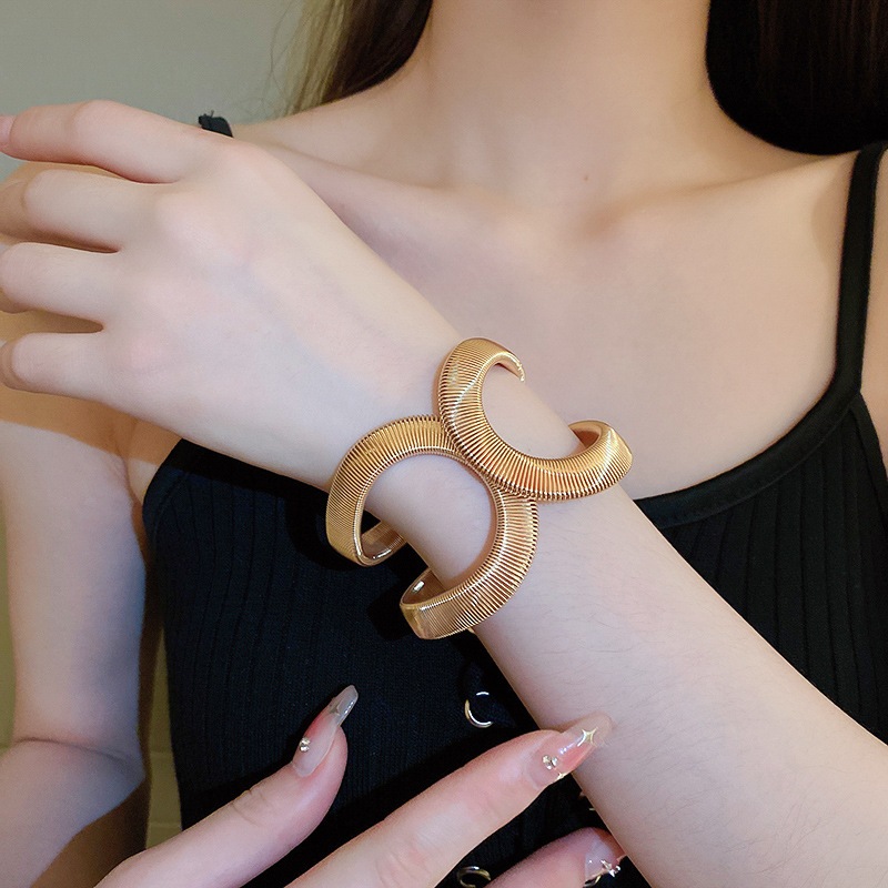 Vòng tay gió lạnh cá tính Châu Âu và Hoa Kỳ khí chất phóng đại serpentine so le mở vòng tay nhỏ sang trọng cao cấp cảm giác trang sức tay