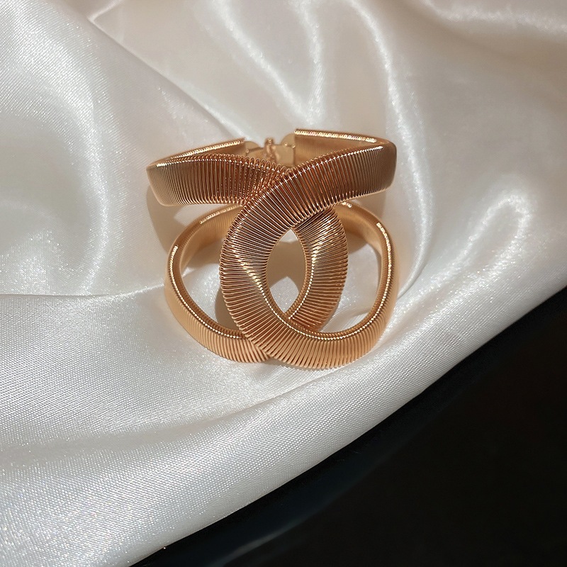 Vòng tay gió lạnh cá tính Châu Âu và Hoa Kỳ khí chất phóng đại serpentine so le mở vòng tay nhỏ sang trọng cao cấp cảm giác trang sức tay