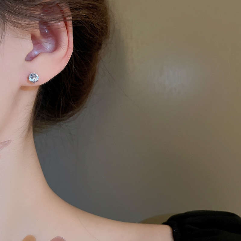 Bông tai zircon tròn kim bạc sáu bộ ánh sáng nhỏ sang trọng đơn giản đinh tán thời trang thiết kế đi lại cảm giác bông tai bán buôn