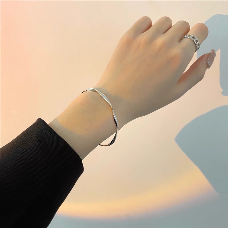 Xu hướng cá tính Hàn Quốc đơn giản hình học xoắn vòng tay phong cách cổ điển vòng tay thiết kế thời trang cảm giác lưới đỏ tay trang sức nữ